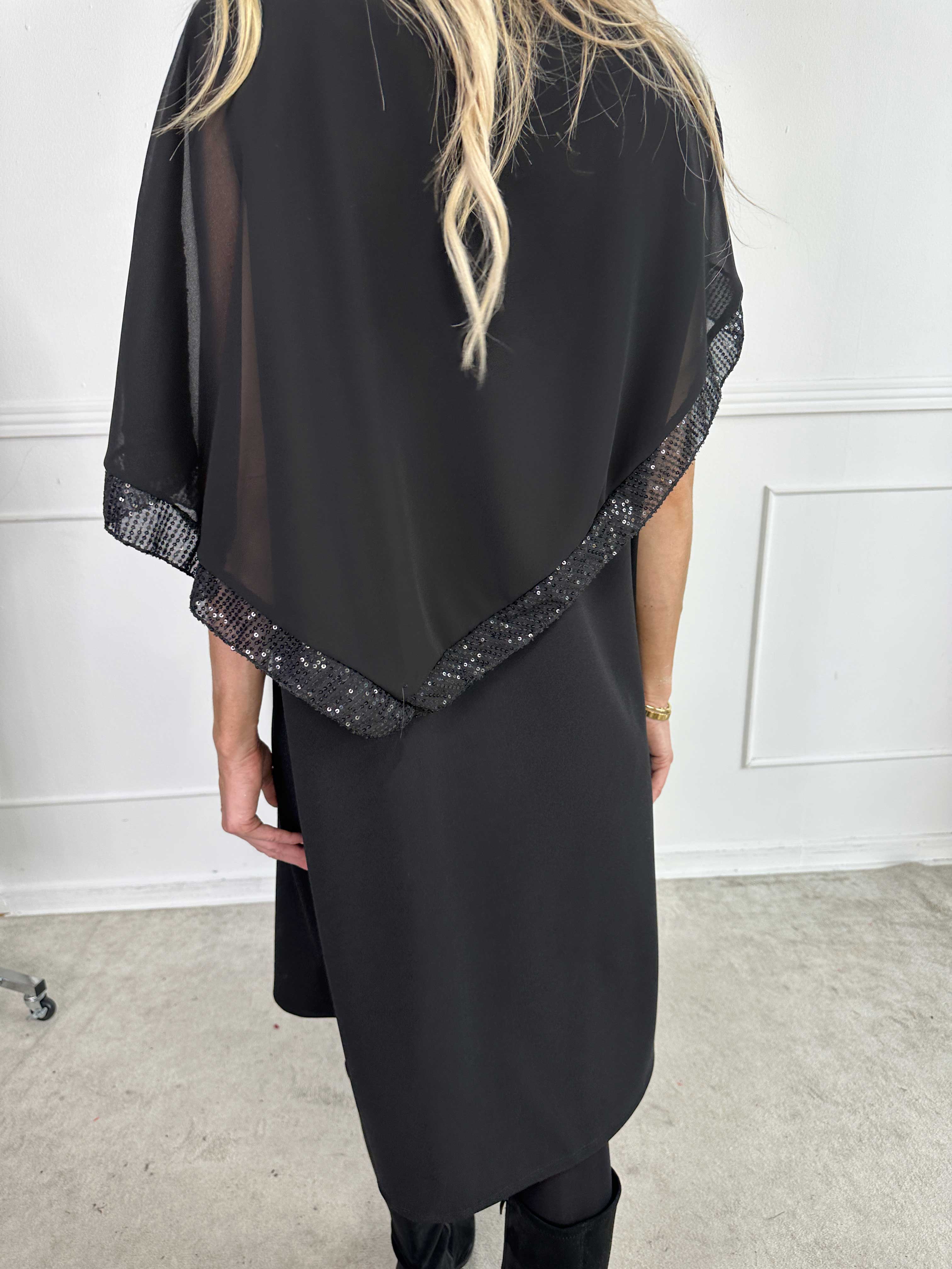 Dorta - Klassisk sort kjole med pailletdetaljer